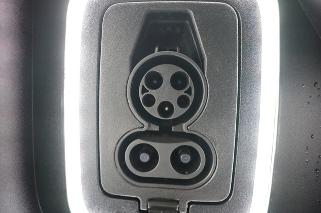 2023 Rivian R1S — photo 8 of 23