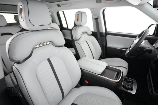 2023 Rivian R1S — photo 18 of 23