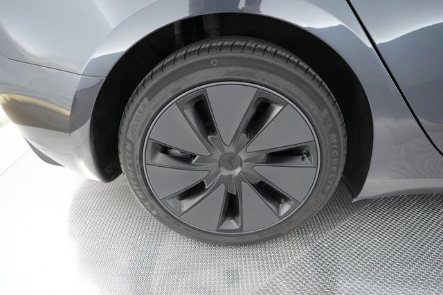 2025 Tesla Model 3 — photo 7 of 21