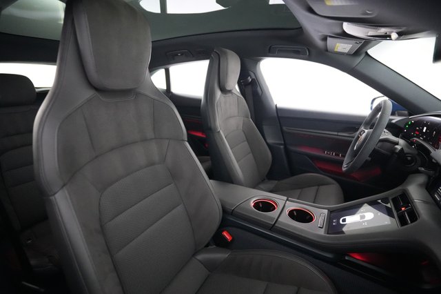 2022 Porsche Taycan — photo 18 of 27