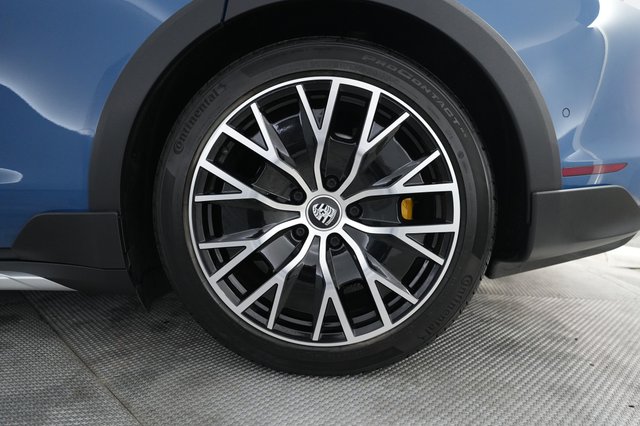 2022 Porsche Taycan — photo 7 of 27