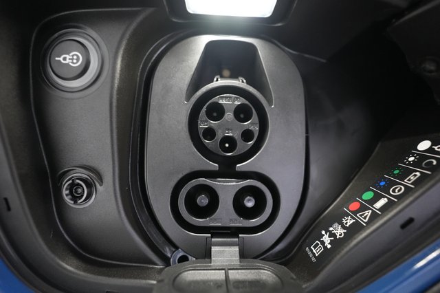 2022 Porsche Taycan — photo 8 of 27