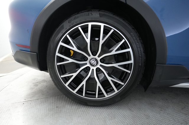 2022 Porsche Taycan — photo 17 of 27