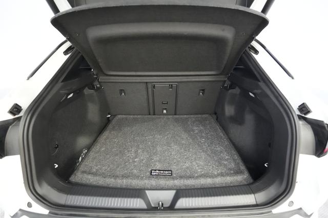 2023 Volkswagen ID.4 — photo 6 of 20