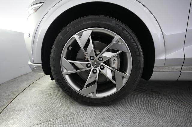 2023 Genesis Electrified GV70 — photo 7 of 21