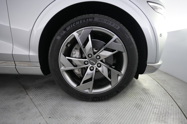 2023 Genesis Electrified GV70 — photo 16 of 21