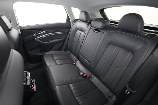 2023 Audi e-tron — photo 19 of 25