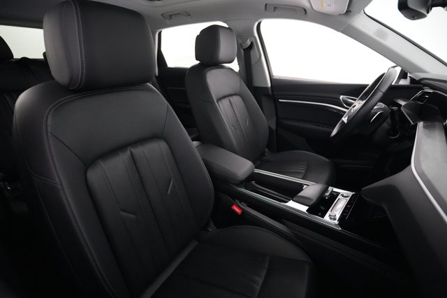 2023 Audi e-tron — photo 18 of 25