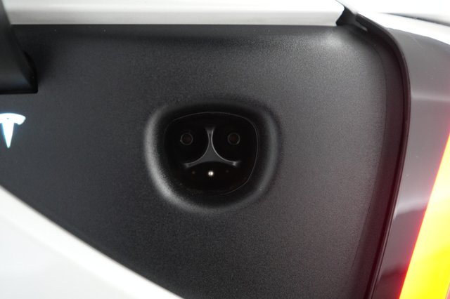 2025 Tesla Model 3 — photo 8 of 27