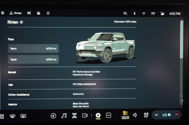 2025 Rivian R1T — photo 5 of 25