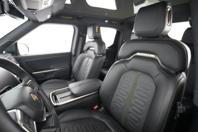 2025 Rivian R1T — photo 3 of 25