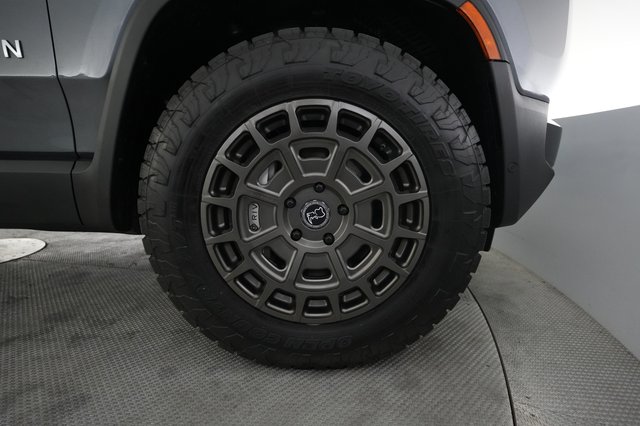 2025 Rivian R1T — photo 16 of 25