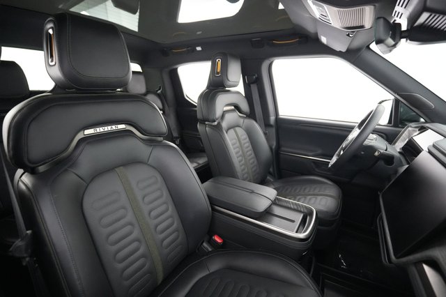2025 Rivian R1T — photo 18 of 25