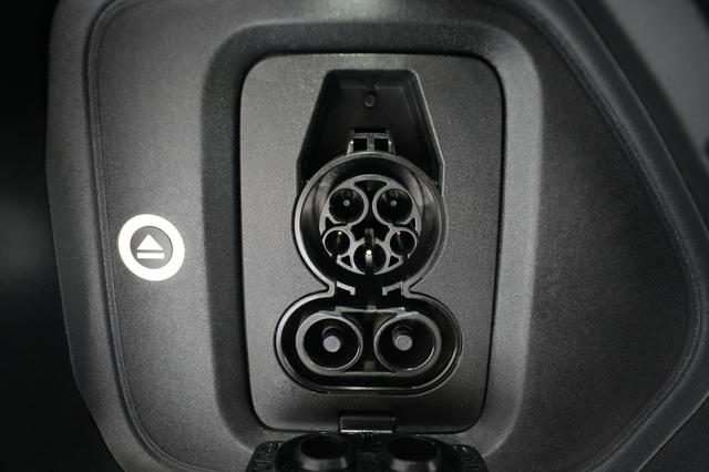 2025 Rivian R1T — photo 8 of 25
