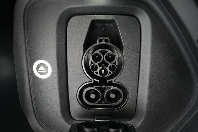 2025 Rivian R1T — photo 8 of 25