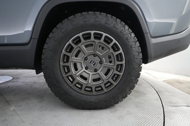 2025 Rivian R1T — photo 7 of 25