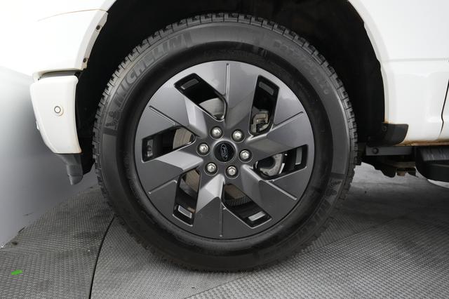 2022 Ford F-150 Lightning — photo 9 of 15