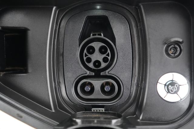 2022 Ford F-150 Lightning — photo 8 of 15