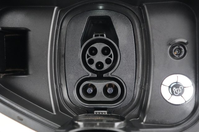 2022 Ford F-150 Lightning — photo 8 of 15
