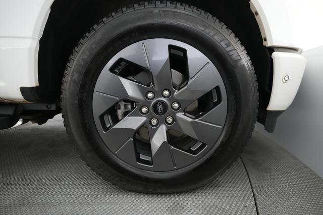 2022 Ford F-150 Lightning — photo 10 of 15