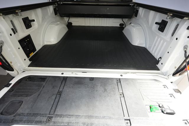 2022 Ford F-150 Lightning — photo 6 of 15