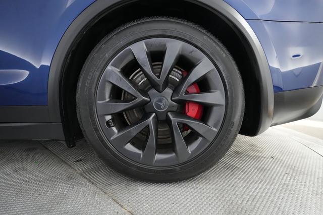 2023 Tesla Model X — photo 7 of 33