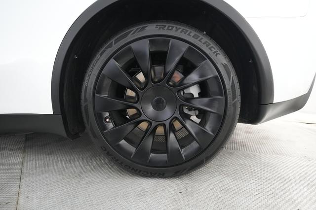 2023 Tesla Model Y — photo 7 of 22