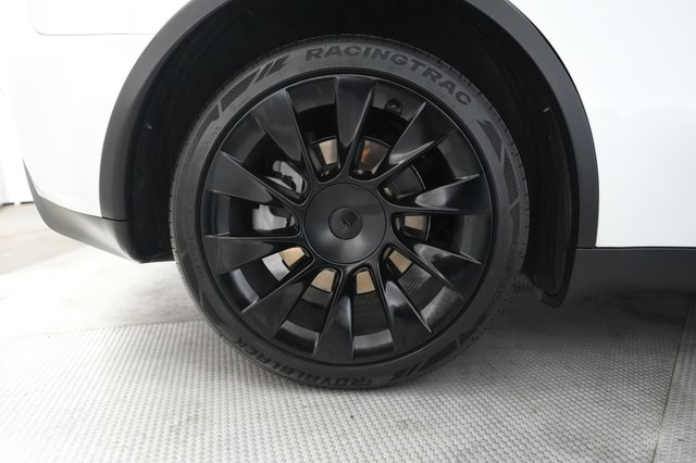 2023 Tesla Model Y — photo 17 of 22