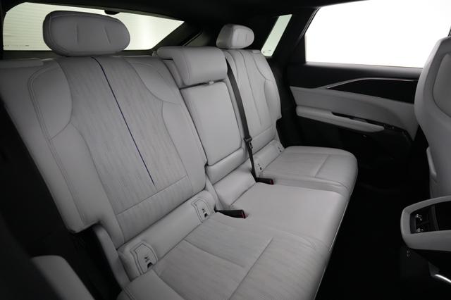 2024 Cadillac Lyriq — photo 4 of 24