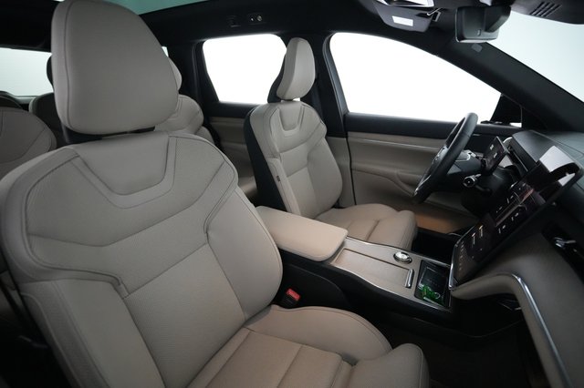 2025 Volvo EX90 — photo 18 of 21
