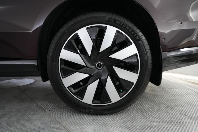 2025 Volvo EX90 — photo 7 of 21