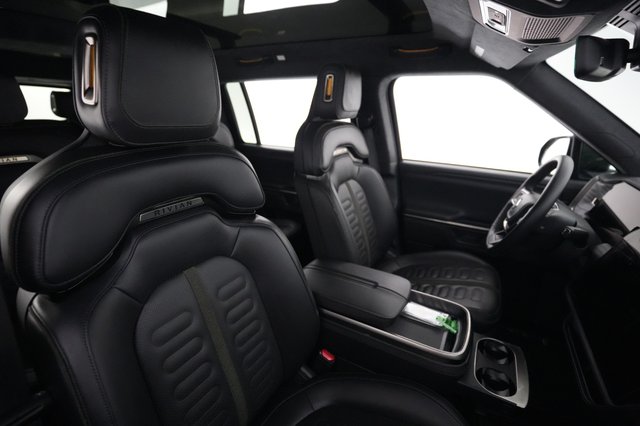 2025 Rivian R1S — photo 18 of 24