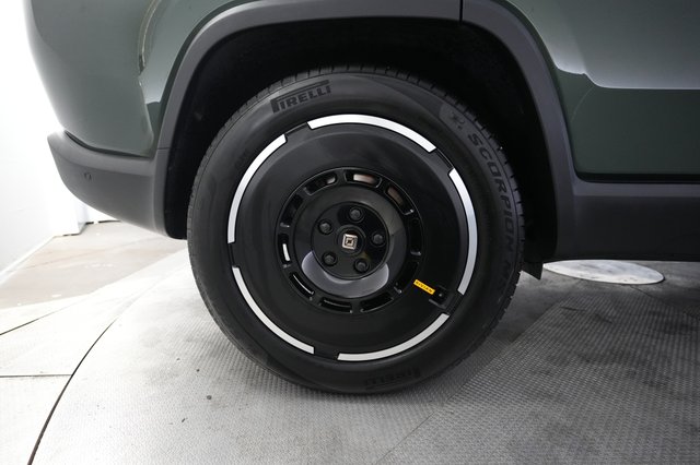 2025 Rivian R1S — photo 17 of 24