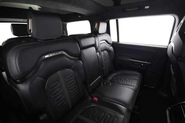 2025 Rivian R1S — photo 4 of 24
