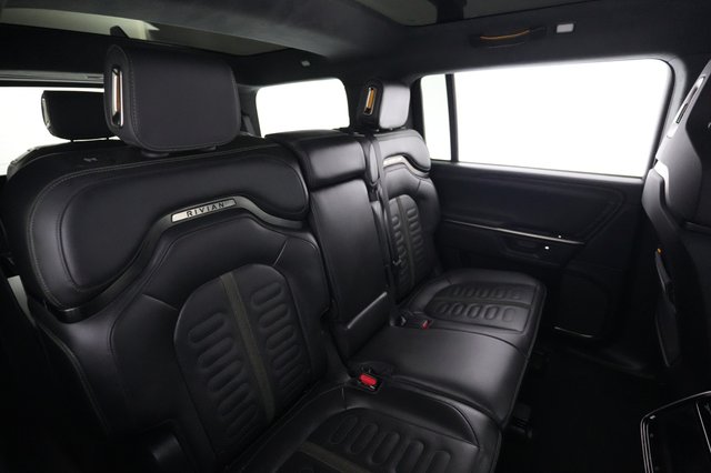 2025 Rivian R1S — photo 4 of 24