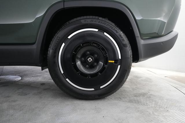 2025 Rivian R1S — photo 7 of 24