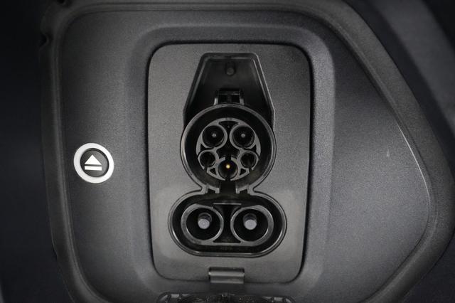2025 Rivian R1S — photo 8 of 24