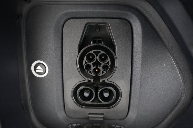 2025 Rivian R1S — photo 8 of 24