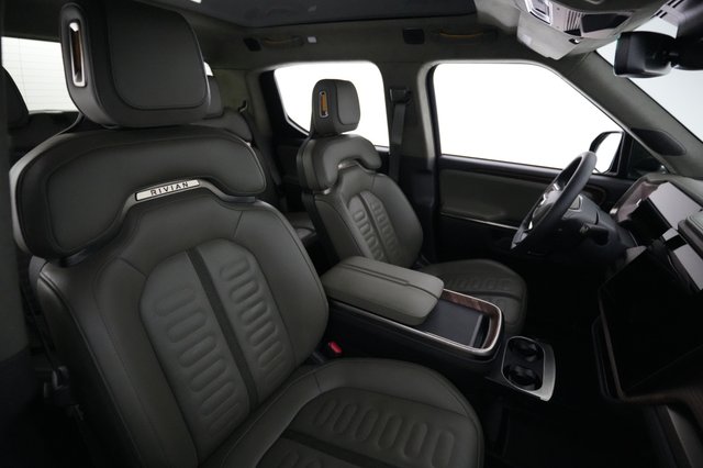 2023 Rivian R1T — photo 17 of 35