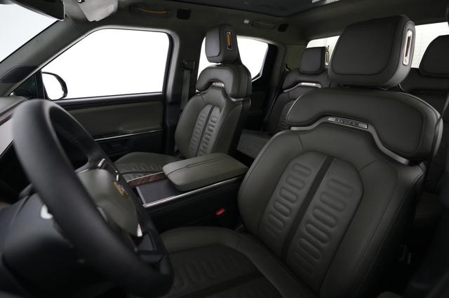 2023 Rivian R1T — photo 3 of 35