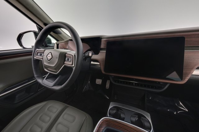 2023 Rivian R1T — photo 19 of 35