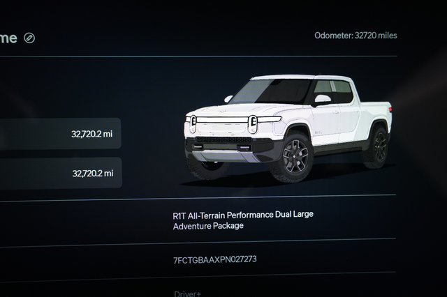 2023 Rivian R1T — photo 5 of 22