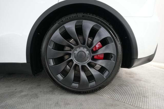 2023 Tesla Model Y — photo 7 of 21