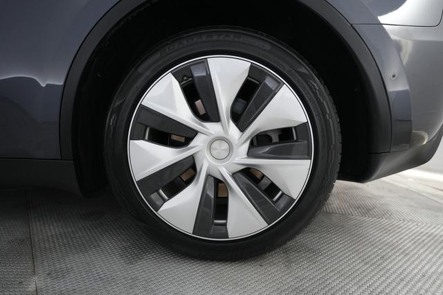 2023 Tesla Model Y — photo 7 of 21