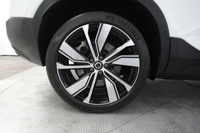 2022 Volvo XC40 Recharge — photo 17 of 21