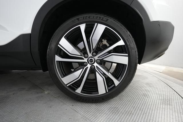 2022 Volvo XC40 Recharge — photo 7 of 21