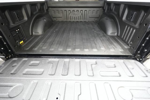 2022 Ford F-150 Lightning — photo 6 of 21