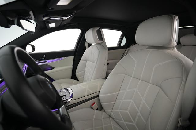 2023 BMW i7 — photo 3 of 20