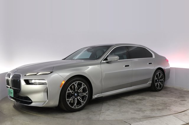 2023 BMW i7 — photo 14 of 20