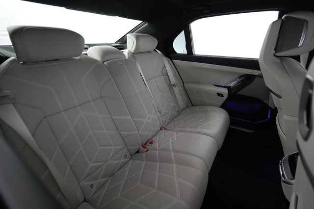 2023 BMW i7 — photo 4 of 20